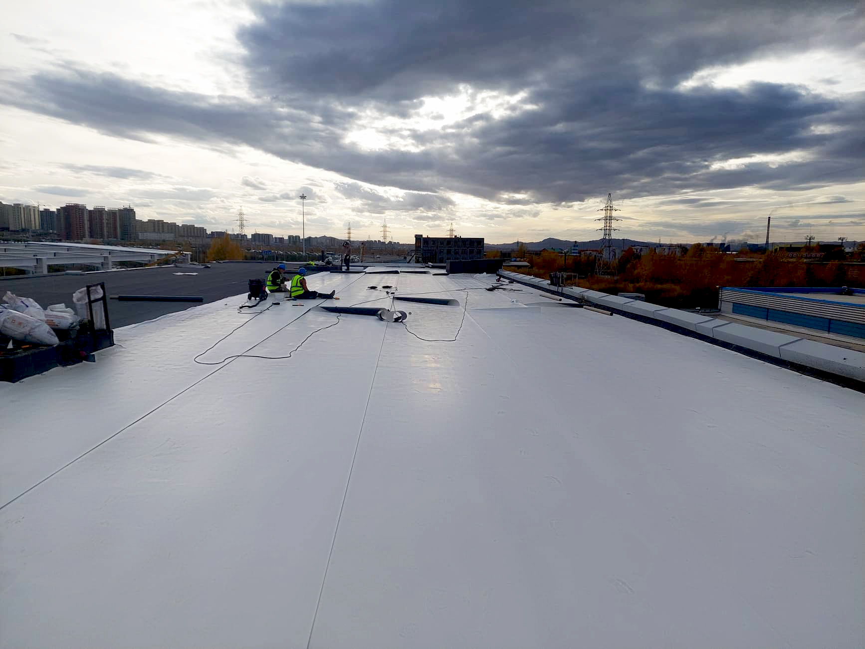 1668675295105786.jpg 外蒙古乌兰巴托-奔驰展厅屋面.jpg